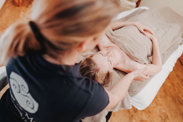 Aroma-Schulter-Nacken-Massage (ca. 25 Minuten)
